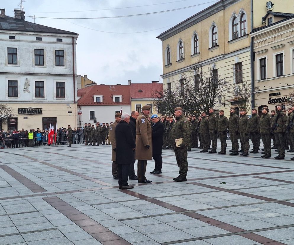 Wojskowa uroczystość na Rynku w Tarnowie