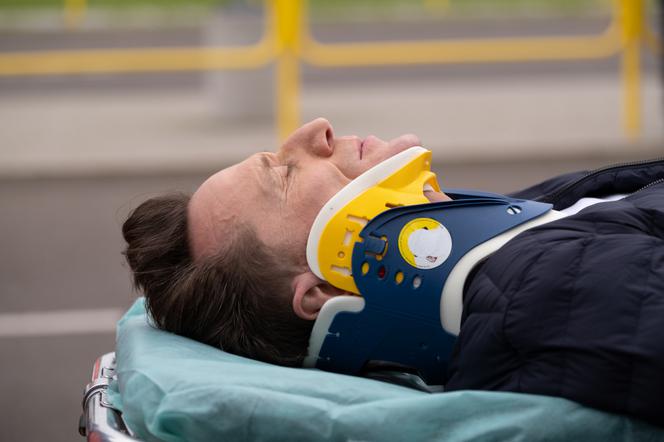 Usta Usta 4 sezon, odcinek 1 - streszczenie, opis: Adam ma wypadek przed ślubem - ZWIASTUN