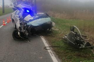 Ford roztrzaskał się na drzewie. 27-letni legniczanin zginął na miejscu