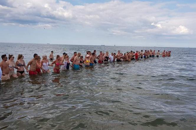 Cała plaża wstrzymała oddech! ŁAŃCUCH ŻYCIA w Sopocie. Szukali 4-latki