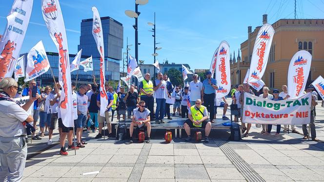 Protest pracowników PKP Cargo we Wrocławiu. Pracę ma stracić prawie 400 osób 