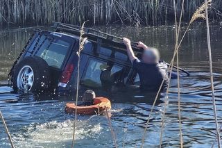 Pijany w sztok utopił terenówkę w stawie. Potem wszedł na jej dach i zaczął śpiewać!