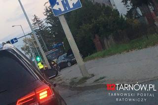 Niebezpieczne zdarzenie w Tarnowie. Stracił panowanie nad kierownicą i uderzył w słup oświetleniowy