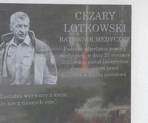 Biała Podlaska. Odsłonięcie tablicy poświęconej ratownikowi medycznemu. 64-latek został śmiertelnie dźgnięty nożem na służbie [ZDJĘCIA]