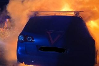 Ogień zaczął buchać z samochodu. Pilna akcja strażaków  