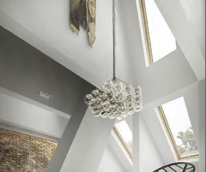 III nagroda w konkursie New vison of the loft. Wnętrze zaadaptowanego do funkcji mieszkalnych kościoła o konstrukcji szachulcowej; widoczne fragmenty wtórnie wykorzystanych polichromii