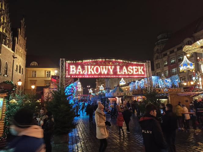 Jarmark Bożonarodzeniowy we Wrocławiu po zmroku. Robi wrażenie! [ZDJĘCIA]