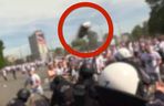 Służby opublikowały szokujące nagranie. Kibice rzucali w policjantów szklanymi butelkami. „Zatrzymali blisko 100 osób”.