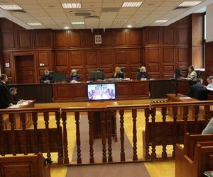 „Byłam obok, gdy tłukli Maćka”. Oskarżony o śmiertelne pobicie Maćka na Nowym Świecie z uśmiechem na twarzy słuchał zeznań świadków