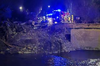 Krosnowice. 29-latek nie zauważył, że powódź porwała most. Wjechał autem do rzeki Biała Lądecka [ZDJĘCIA]