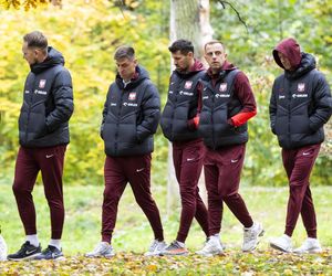 Reprezentacja zmokła na spacerze. Lewandowski się krył przed deszczem