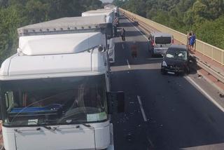 Trzy auta zderzyły się w wypadku na moście pod Sochaczewem! 58-latka i dwoje dzieci w szpitalu [ZDJĘCIA]