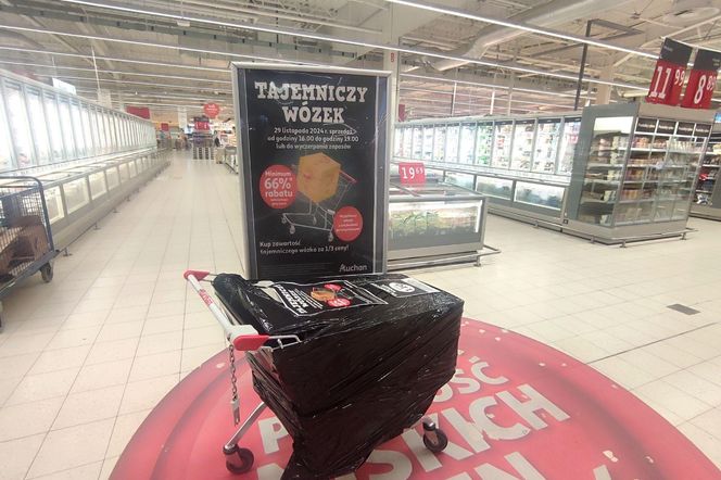 Tajemnicze wózki w całej Polsce. Popularna akcja wraca do Auchan na Black Friday