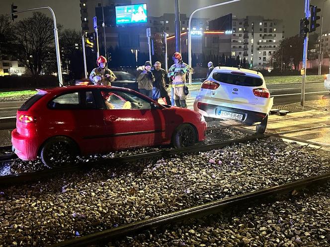 Warszawa, Wola. Dwie osobówki po zderzeniu wleciały na tory. Zablokowany ruch tramwajów