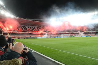 Oprawa i racowisko polskich kibiców na meczu w Kownie: Litwa - Polska