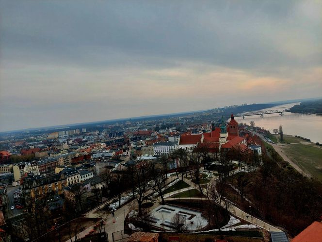 Kierunek: Grudziądz. Kuszą tężnia w szklanej piramidzie i unikatowe spichrze nad Wisłą. Z jednej strony są jak kamieniczki, z drugiej jak mury obronne