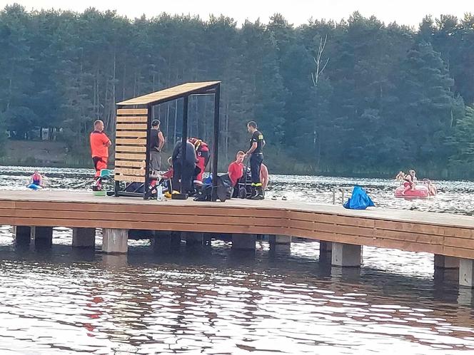 Mężczyzna wskoczył z mola do wody i nie wypłynął. Nad Lubianką trwa akcja straży pożarnej