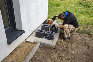 Fundament pod pompę ciepła - jak go wykonać? Na czym postawić pompę ciepła?