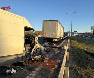  Siódemka sparaliżowana po potwornym zderzeniu. Pasażerowie są zakleszczeni 