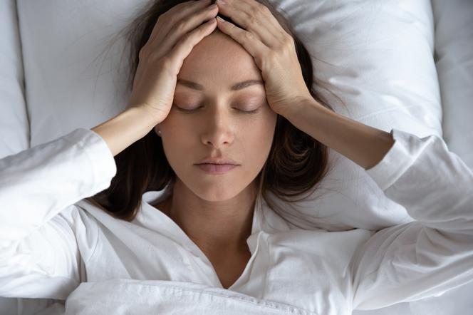 Spanie na plecach może zapobiegać napięciowym bólom głowy