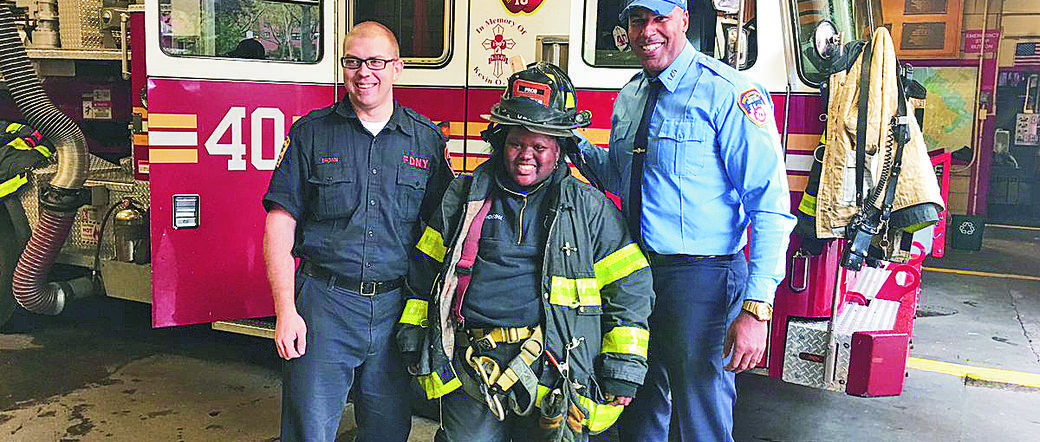 Poparzona dziewczynka została strażakiem