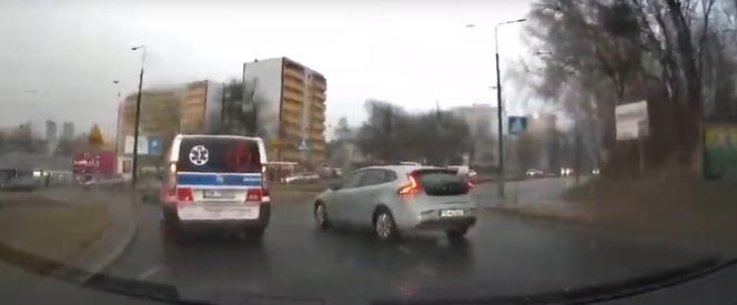 Przedziwna kolizja w Sosnowcu na rondzie. Co autor miał tutaj na myśli? [WIDEO]