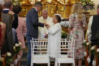 Pierwsza miłość po wakacjach odc. 3641. Celina (Grażyna Zielińska), Roman (Lech Dyblik), ksiądz proboszcz (Włodzimierz Matuszak) 