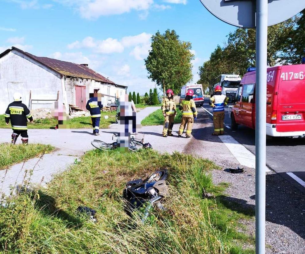Groźny wypadek koło Ciechanowa. Rowerzysta zderzył się z motocyklem