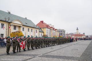 Uroczystości na rynku i biegacze na ulicach. 104. rocznica odzyskania niepodległości w Białymstoku