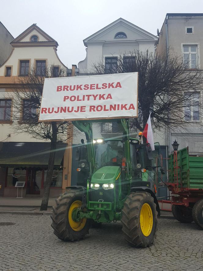 Rolnicy z traktorami na rynku w Lesznie. Tłumaczą mieszkańcom powody swoich protestów