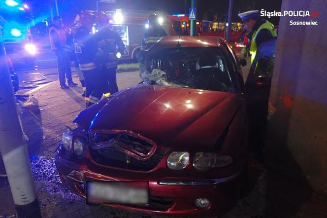 Sosnowiec: pijany kierowca uciekał przed policją. Skończył rajd na ulicznej latarni