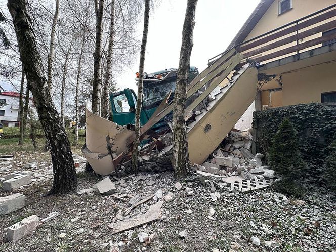 Tragedia w Sochaczewie. Przewoził stal cieżarówką, wjechał w dom. Jedna osoba nie żyje