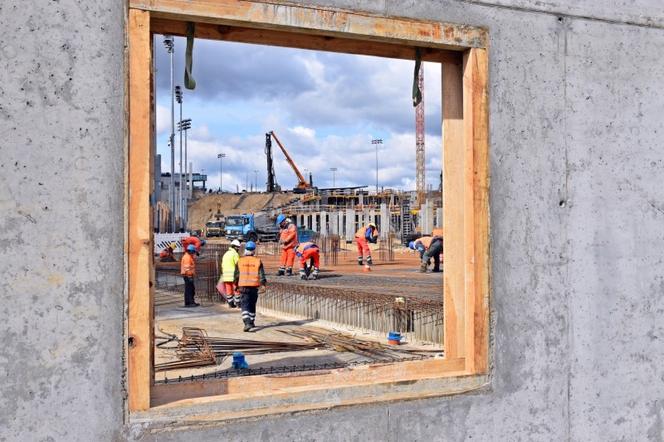 Ekipa budowlana na Stadionie Miejskim w Szczecinie pracuje głównie przy budowie trybuny północnej 