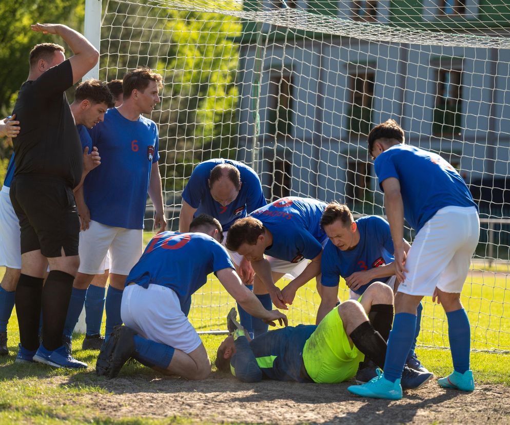 Barwy szczęścia, odcinek 2900: Tragiczny finał charytatywnego meczu Darka! Borysowi nie pomoże już nawet Herman - ZDJĘCIA