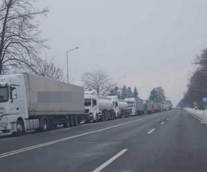 Rośnie frustracja kierowców tirów czekających na wyjazd z Polski do Ukrainy