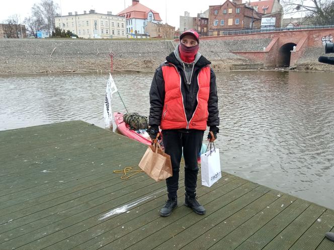 Płynie dla swojego kolegi z wojska