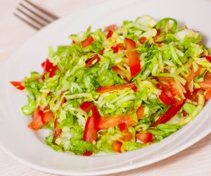 Surówka z kapusty włoskiej i papryki - chrupiące witaminy