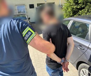 Od kilku miesięcy okradał niezamknięte auta. Policja z Ostródy szuka poszkodowanych