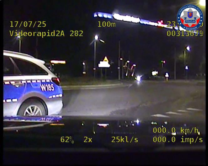 Wiózł kolegę w otwartym bagażniku