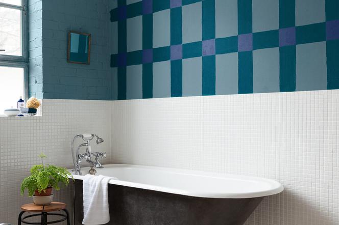Niebieska łazienka z trzema odcieniami koloru niebieskiego