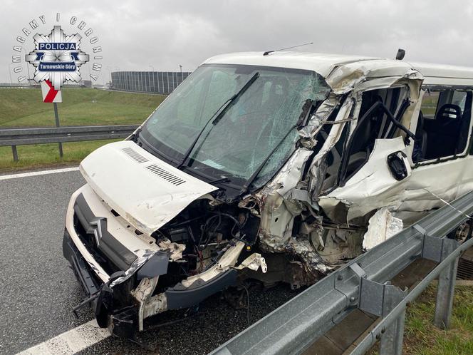 Czekanów. Śmiertelny wypadek na A1. Z siedmiu podróżujących busem, dwie osoby zginęły