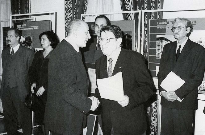Od lewej; prezes szczecińskiego oddziału SARP Juliusz Prandecki, Ryszard Semka, Andrzej Popiel, w tle Zbigniew i Barbara Paszkowscy, autorzy Ulubieńca Szczecina