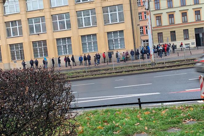 Kolejka przed NBP we Wrocławiu. Ludzie chcą dostać nowy banknot z Lechem Kaczyńskim [ZDJĘCIA]