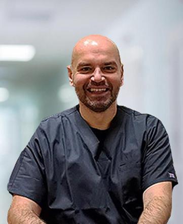 Dr Adrian Rymarczyk, ortopeda, traumatolog,  właściciel Centrum Medycznego Achilles, operujący w Carolina Medical Center.