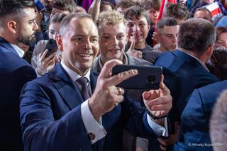 Polacy ocenili prezydenturę Nawrockiego. Ekspert wskazuje na głębokie podziały