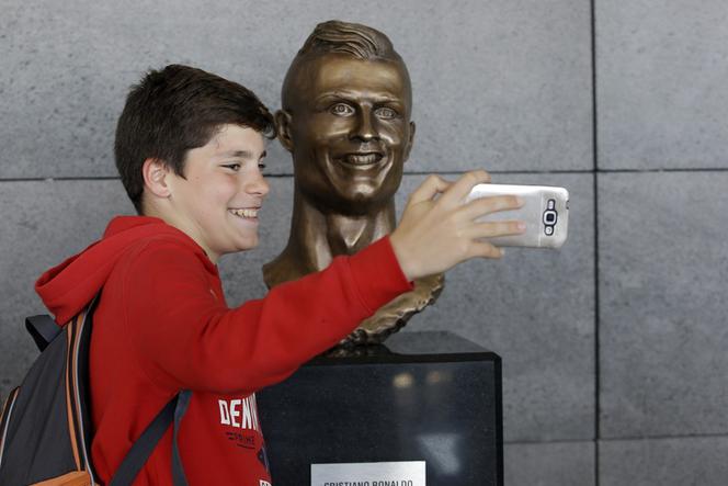 Pomnik Cristiano Ronaldo na Maderze na lotnisku w Funchalu