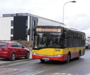 Autobus już może zakręcić. Koniec groteski przed przychodnią na Bemowie