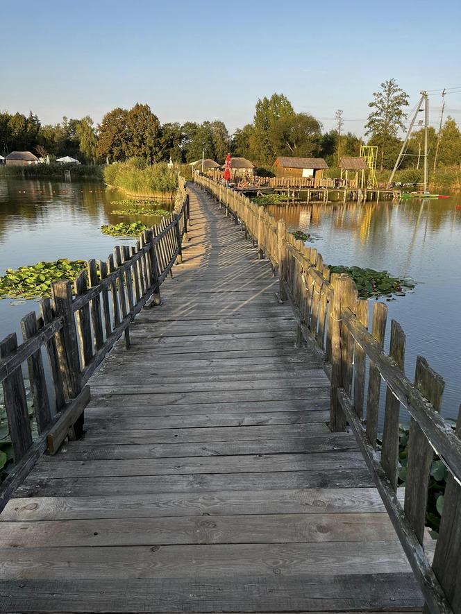 Tutaj poczujesz się jak na zagranicznych wakacjach. Miejsce obok Łodzi, w którym spędzisz wspaniały weekend