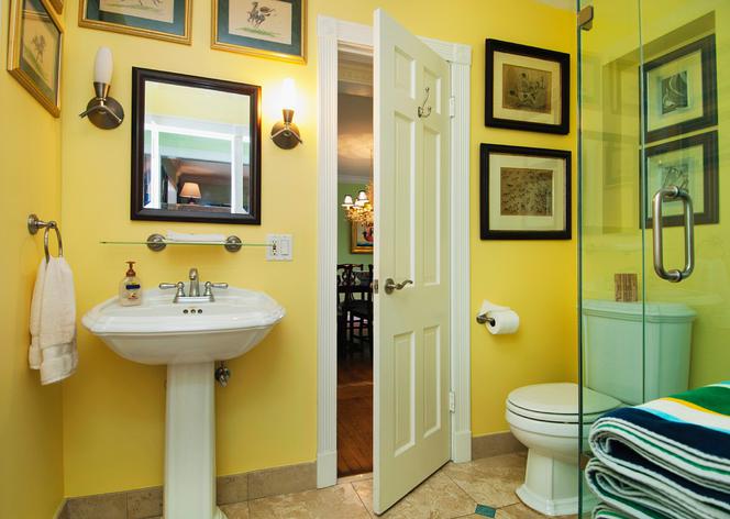 Żółte ściany w łazience