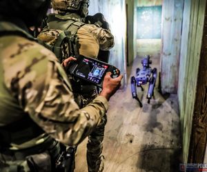 Ma cztery łapy, stalowe serce i właśnie podał łapę policjantowi. „Robopies” nowym hitem w służbach